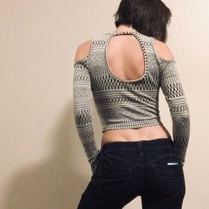 Cropped long sleeve tribal black and white